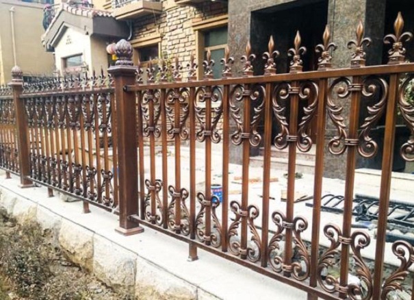 南京鋁藝護欄多少錢一米？使用哪種材料比較好？(圖1)