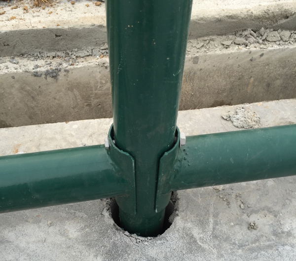 預(yù)埋固定的體育場(chǎng)護(hù)欄網(wǎng).jpg 預(yù)埋固定的體育場(chǎng)護(hù)欄網(wǎng).jpg