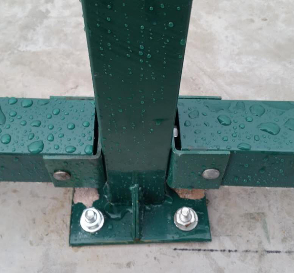 膨脹螺栓固定的體育場(chǎng)護(hù)欄網(wǎng).jpg 膨脹螺栓固定的體育場(chǎng)護(hù)欄網(wǎng).jpg